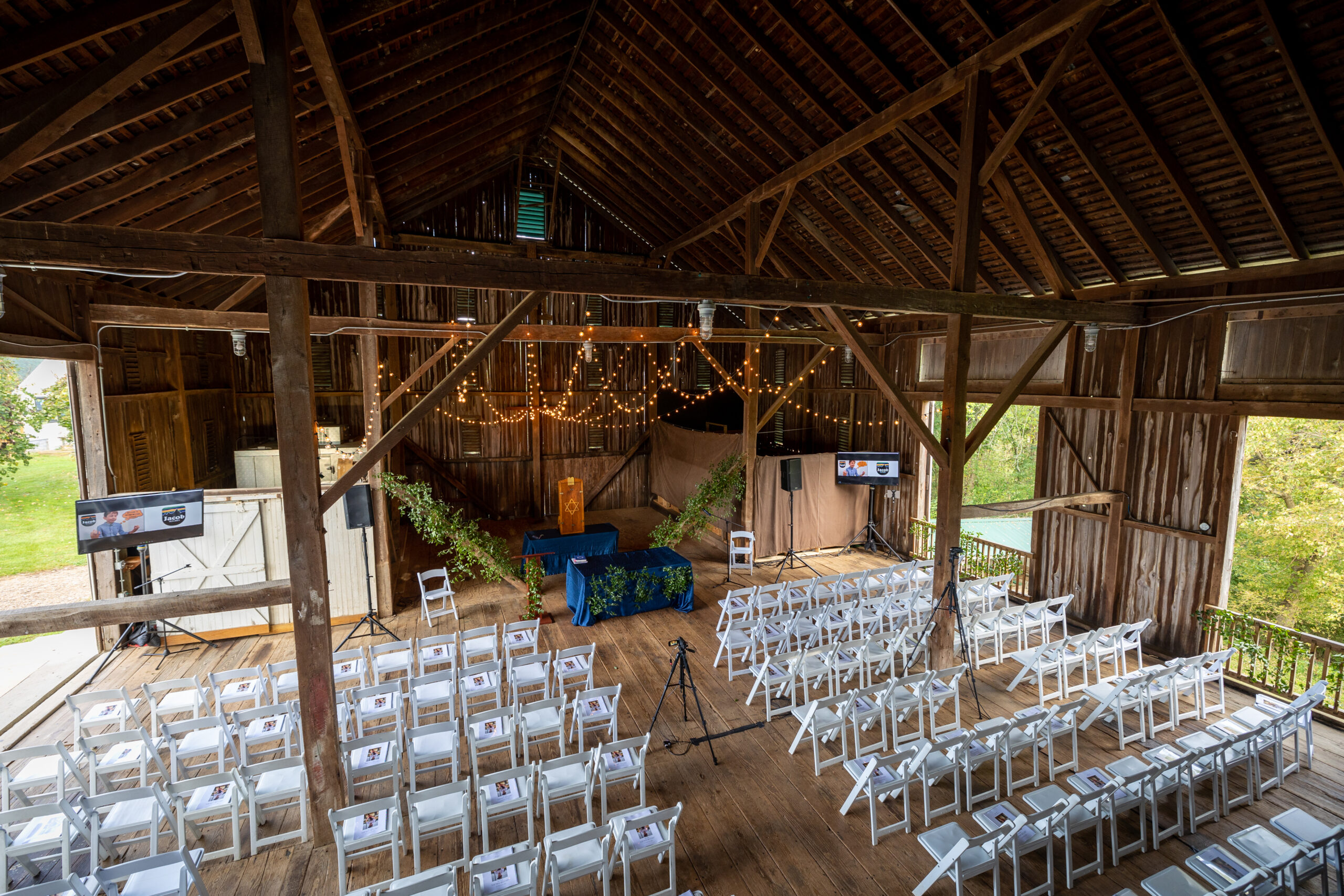 Bar-T Mountainside Barn Bar Mitzvah | Pop Color Events | Adding a Pop of Color to Bar & Bat Mitzvahs in DC, MD & VA | Photo by: Jess Latos Photography